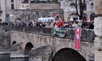 Un tuffo gelido nell'Oglio per scaldare i cuori di Dharma