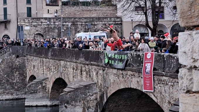 Un tuffo gelido nell’Oglio per scaldare i cuori di Dharma