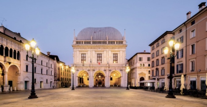 La Loggia si illumina di viola