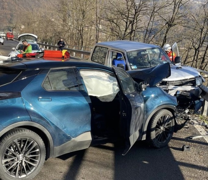 Preseglie: frontale tra auto sulla Statale 237 del Caffaro