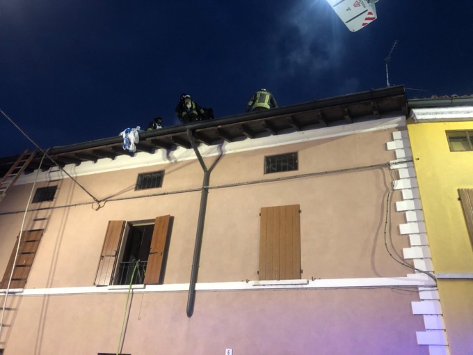 Quinzano d’Oglio: a fuoco il tetto di un’abitazione