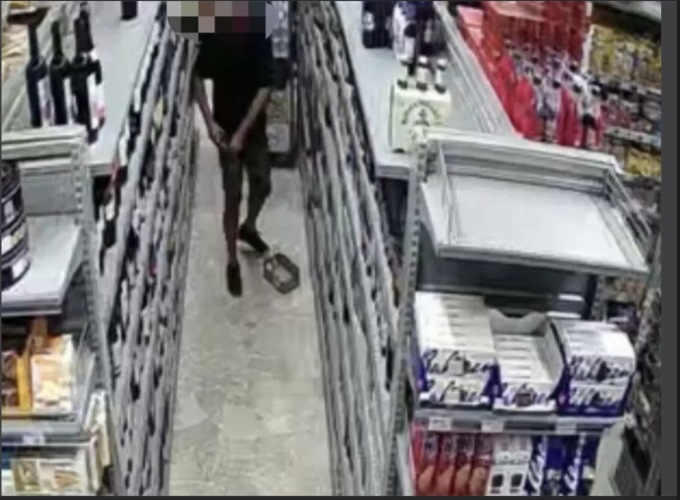 Rapina al supermercato, il ladro lancia minacce e si dà alla fuga: beccato e denunciato