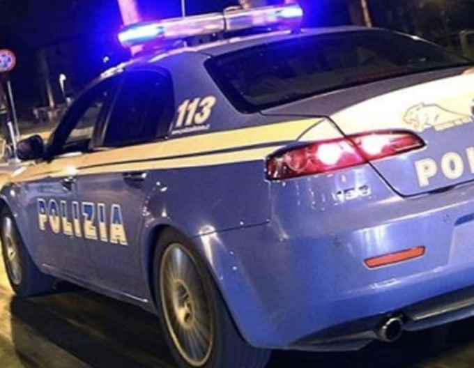 Rompe la vetrina di un negozio nella notte: beccato dalla Polizia