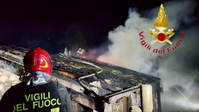 Saviore dell’Adamello: a fuoco il tetto di una casa di montagna