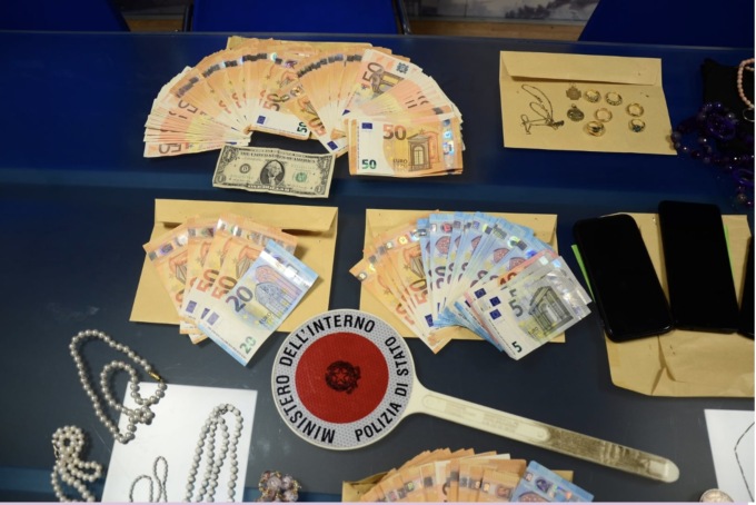 Si fingono avvocati per spillare denaro e ori poi nascosti nelle scarpe da ginnastica: due persone nei guai