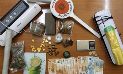 Sorpreso con la droga, sequestrati 1.700 euro e munizioni a salve