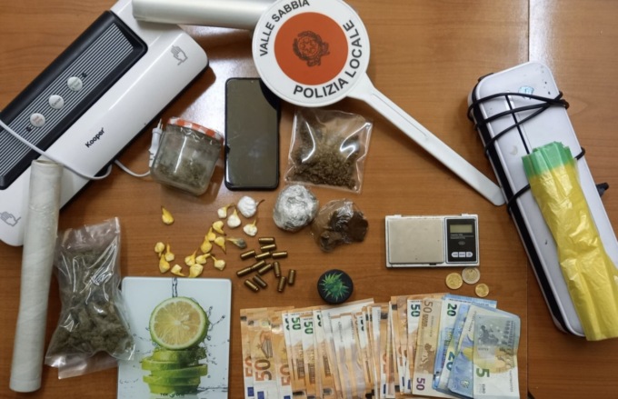 Sorpreso con la droga, sequestrati 1.700 euro e munizioni a salve