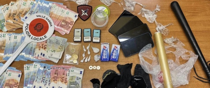 Spaccio: scatta la denuncia per due uomini, sequestrati oltre 9mila euro