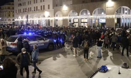 Tensione in piazza Vittoria a Brescia, la sindaca: "Quanto accaduto non fa bene alla nostra città"