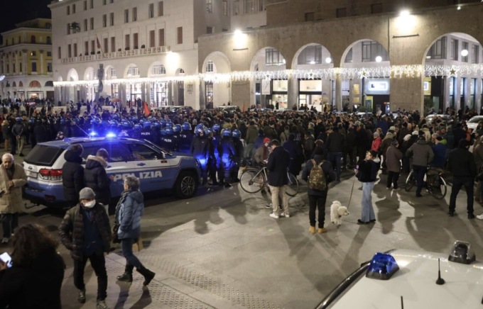 Tensione in piazza Vittoria a Brescia, la sindaca: “Quanto accaduto non fa bene alla nostra città”
