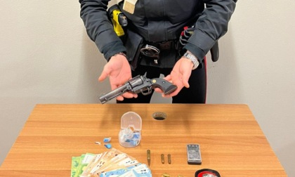 Droga, armi e distintivi falsi, arrestato un pusher di 19 anni