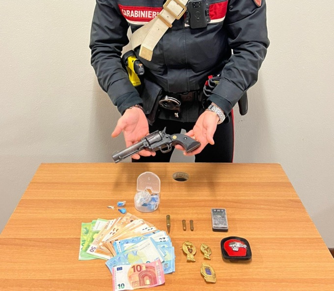 Droga, armi e distintivi falsi, arrestato un pusher di 19 anni