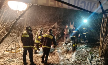 Cane bloccato in una grotta da un giorno: operazioni sospese, si riprende domani