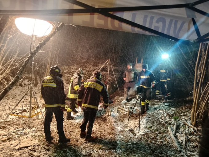 Cane bloccato in una grotta da un giorno: operazioni sospese, si riprende domani