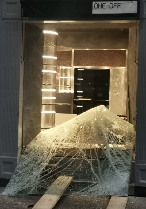 Seconda spaccata a poco più di un anno di distanza, non c’è pace per il negozio di abbigliamento di via Gramsci