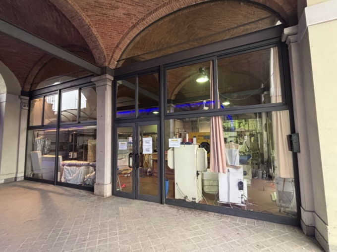Titolari in pensione, nessuno subentra: la lavanderia chiude dopo trent’anni