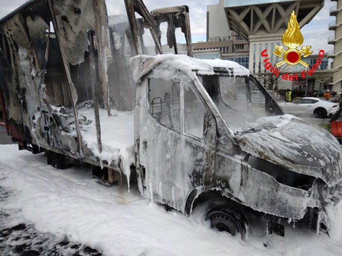 A fuoco un furgone a Brescia, fumo visibile a distanza