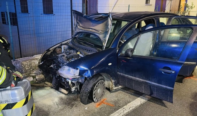 Abbatte con l’auto una colonna elettrica del telefono e scappa: identificata e sanzionata