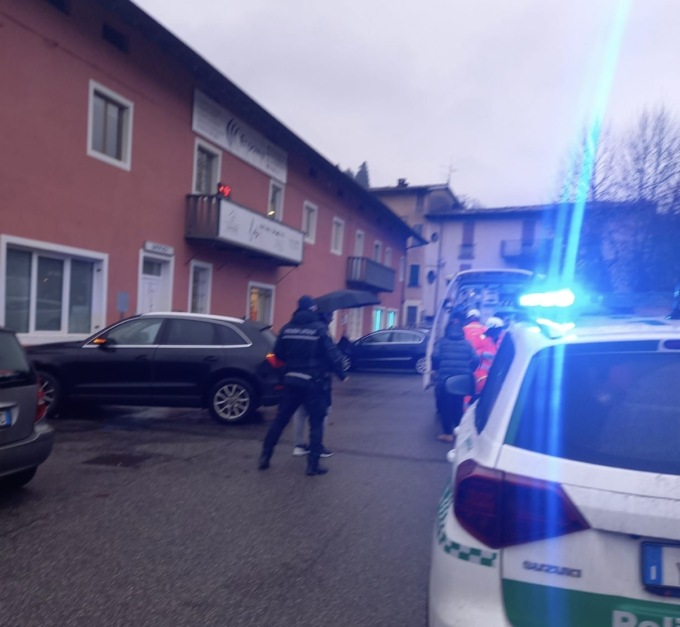 Accusa un malore mentre è al volante, la moglie evita il peggio