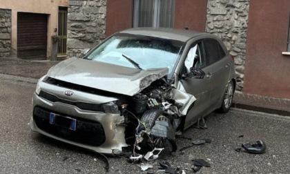 Auto esce di strada e si schianta contro il muro di un'abitazione