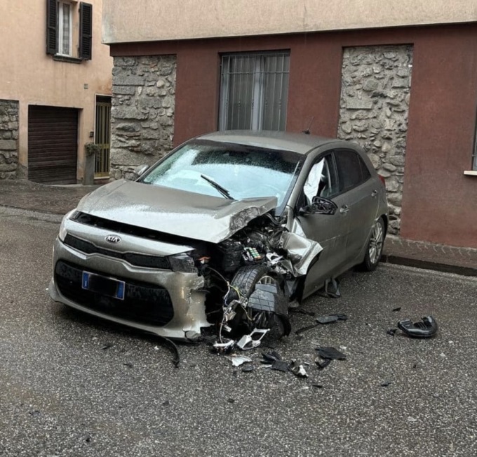 Auto esce di strada e si schianta contro il muro di un’abitazione