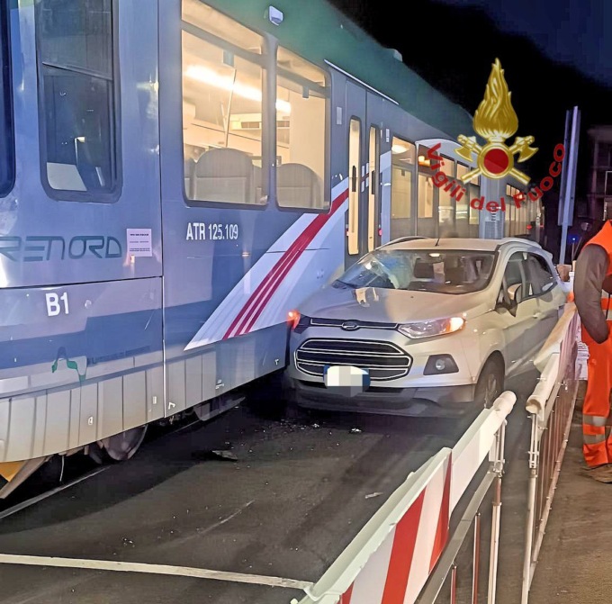 Auto travolta dal treno, interrotta la circolazione ferroviaria tra Breno e Pisogne