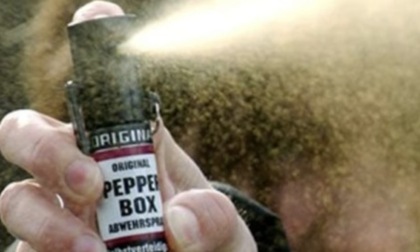 Brescia: spray al peperoncino spruzzato sull'autobus, passeggeri intossicati