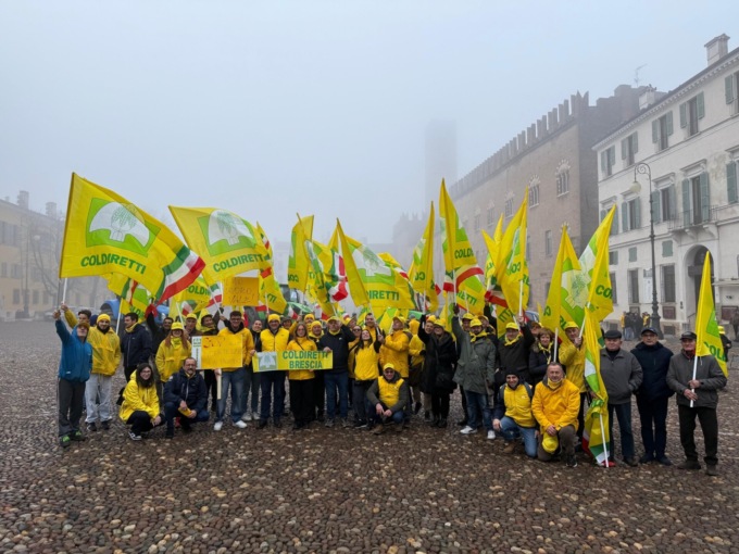 Coldiretti, oltre 350 imprenditori agricoli bresciani in piazza a Mantova per parlare di clima