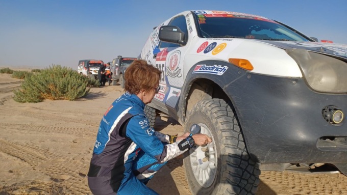 Dakar Classic, la Angelo Caffi affronta il primo problema tecnico, oggi al via la tappa 3