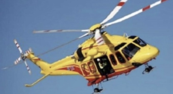 Due uomini in bicicletta travolti da un’auto