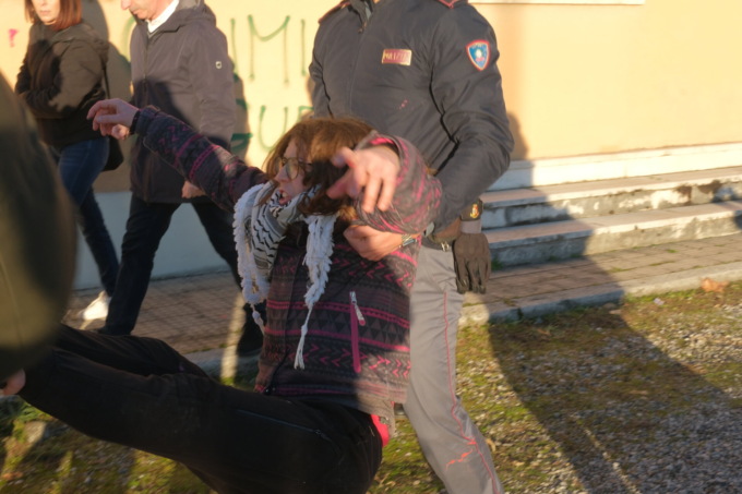 Extinction Rebellion dopo la protesta: “Costrette a spogliarci in Questura”. La polizia: “Agito nel rispetto dei diritti”