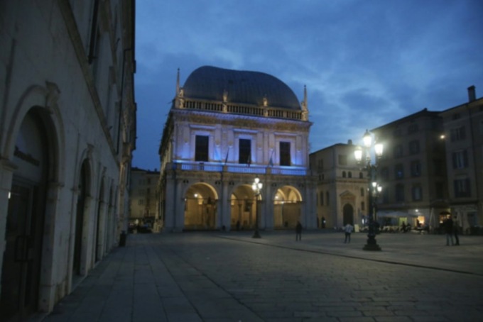 Giornata Nazionale delle vittime civili delle guerre: la Loggia si illumina di blu