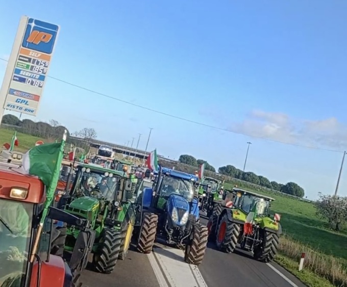 I trattori tornano in strada anche a Brescia, traffico in tilt