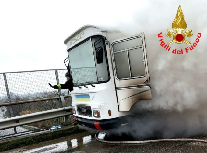 Incendio sulla Sp2 a Orzinuovi, l’intervento dei Vigili del Fuoco