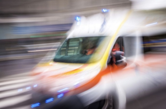 Malore in strada per una signora, allertati i soccorsi