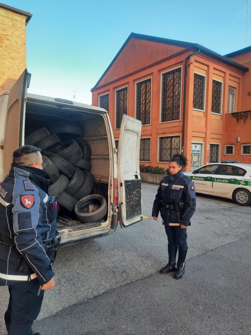 Milzano: fermato furgone pieno di pneumatici da smaltire, due passeggeri risultati irregolari