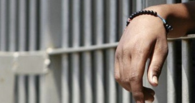 Nasconde la droga nei capelli per introdurla in carcere, beccata dalla Penitenziaria