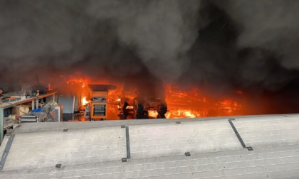 Fiamme a Rovato: incendio in un magazzino edile