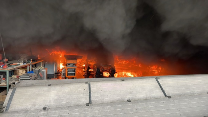 Fiamme a Rovato: incendio in un magazzino edile