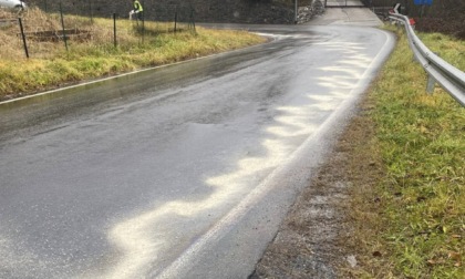 Perdita di gasolio dal serbatoio, strada pericolosa in Valle Sabbia