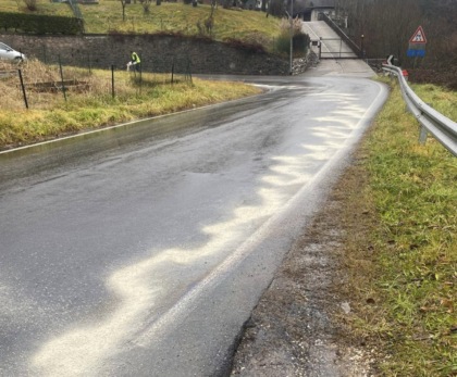 Perdita di gasolio dal serbatoio, strada pericolosa in Valle Sabbia