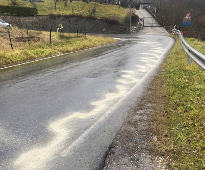 Perdita di gasolio dal serbatoio, strada pericolosa in Valle Sabbia
