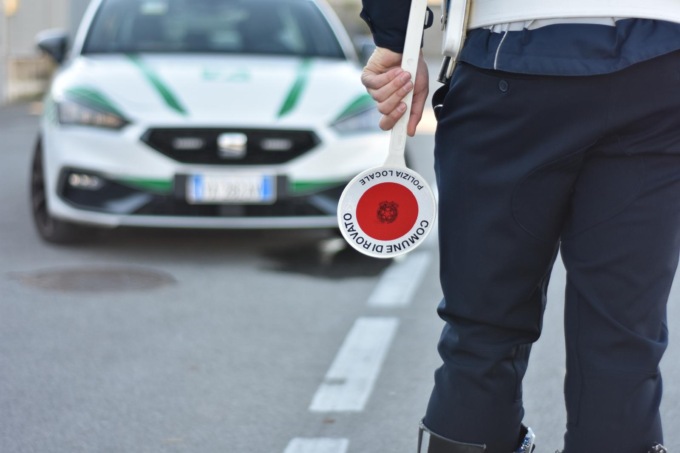 Lanciano la droga dal finestrino per sfuggire ai controlli della Polizia Locale: denunciati