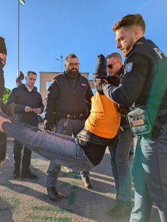 Presidio di denuncia davanti alla Questura di Brescia dopo il caso della attiviste perquisite