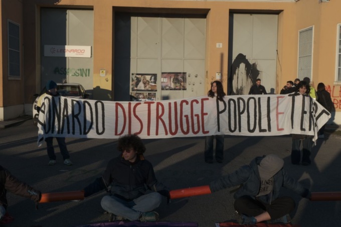 Protesta all’alba da parte di Extinction Rebellion, bloccato l’ingresso della Leonardo spa