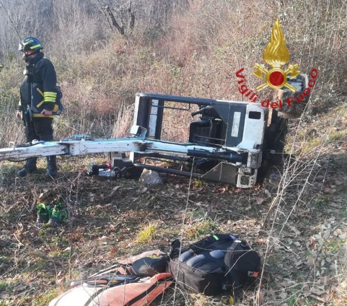 Si ribalta con l’escavatore, ferito un uomo