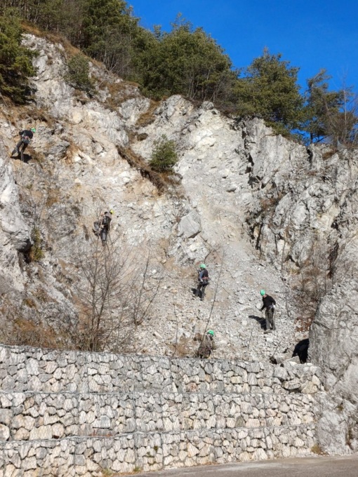 Frana sulla Sp669, il masso entra in una casa: la strada è stata riaperta