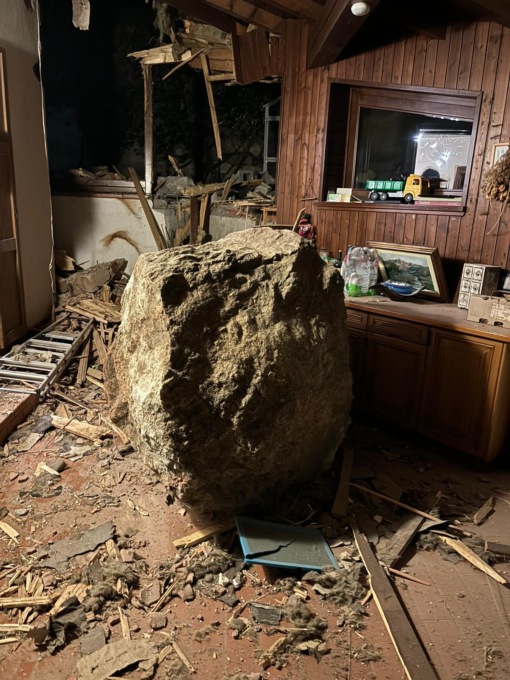 Sp 669 chiusa al traffico per un masso caduto nella notte