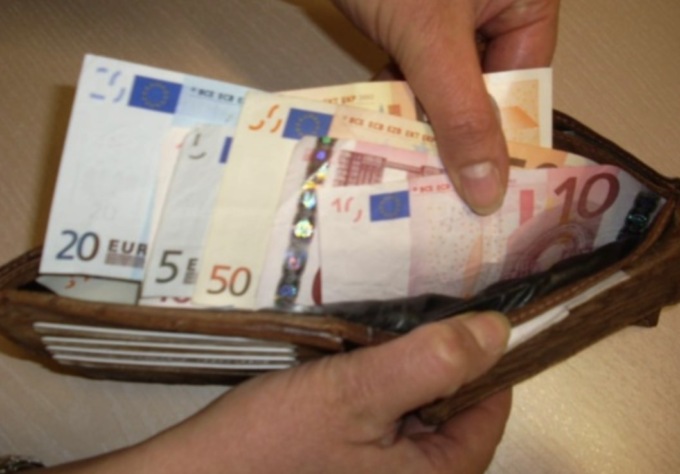 Tenta di rubare il portafoglio ad un anziano ma viene fermato da un poliziotto fuori servizio