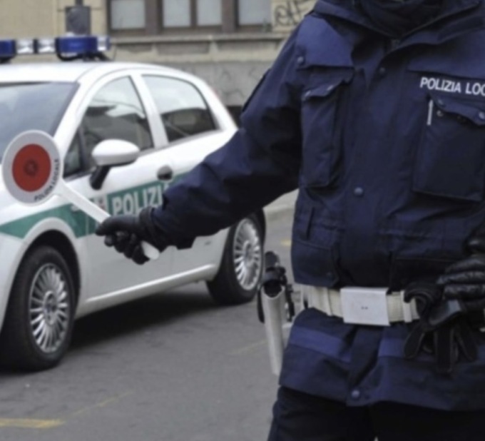 Trasporta merci fra Italia e Francia per due mesi in modo irregolare, multa da oltre 4mila euro